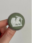 Винтажная брошь круглой формы редкого дизайна от Wedgwood