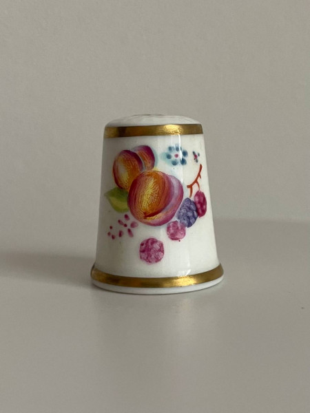 Винтажный коллекционный наперсток от Royal Worcester с изображением фруктов и ягод, расписанный вручную художницей  Dorothy Sparks. Англия, 1951-1980-е годы
