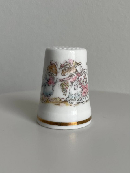 Винтажный коллекционный наперсток The Wedding (Summer) от Royal Doulton из коллекционной серии Brambly Hedge