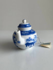 Винтажный миниатюрный чайник из коллекционной серии Miniature Teapot Collection от Porcelain Art в сине-белых оттенках
