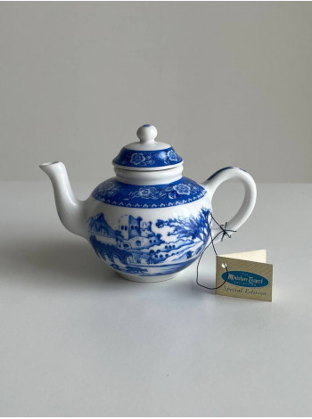 Винтажный миниатюрный чайник из коллекционной серии Miniature Teapot Collection от Porcelain Art в сине-белых оттенках