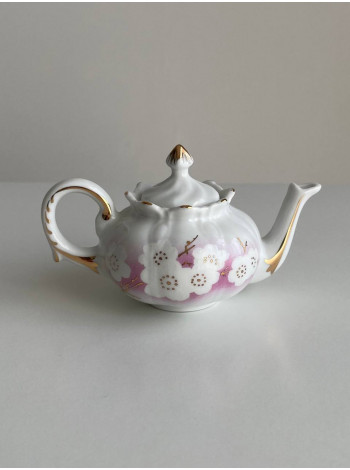Винтажный миниатюрный чайник из коллекционной серии Miniature Teapot Collection от Porcelain Art в нежно-розовом оттенке с изображением цветов и золотым декором