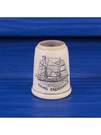 Наперсток с компасом в шляпке и имитацией гравировки по кости, выпущенный в честь путешествия первых британских переселенцев в Австралию
