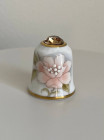Коллекционный винтажный наперсток Peony с кристаллом на шляпке, изготовленный Sutherland специально для Thimble Collectors Club. Декорирован эмалью вручную. Англия, 1980-е годы