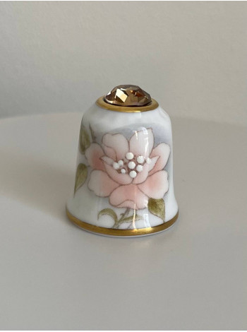 Коллекционный винтажный наперсток Peony с кристаллом на шляпке, изготовленный Sutherland специально для Thimble Collectors Club. Декорирован эмалью вручную. Англия, 1980-е годы