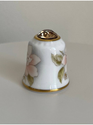 Коллекционный винтажный наперсток Peony с кристаллом на шляпке, изготовленный Sutherland специально для Thimble Collectors Club. Декорирован эмалью вручную. Англия, 1980-е годы