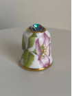 Коллекционный винтажный наперсток Clematis с кристаллом на шляпке, изготовленный Sutherland специально для Thimble Collectors Club. Англия, 1980-е годы