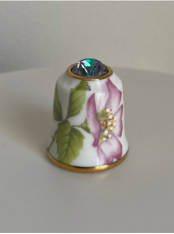 Коллекционный винтажный наперсток Clematis с кристаллом на шляпке, изготовленный Sutherland специально для Thimble Collectors Club. Англия, 1980-е годы
