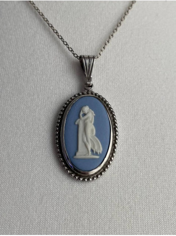 Винтажная подвеска редкого дизайна от Wedgwood