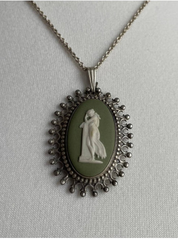 Винтажная подвеска в ажурной оправе редкого дизайна от Wedgwood
