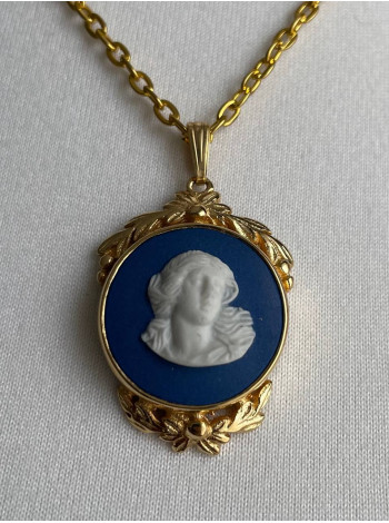 Винтажная позолоченная подвеска редкого дизайна от Wedgwood