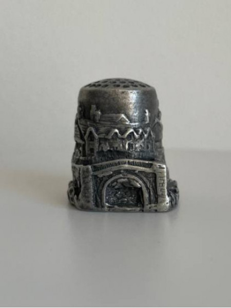 Винтажный коллекционный наперсток из пьютера в виде ворот крепостной стены старинного города
