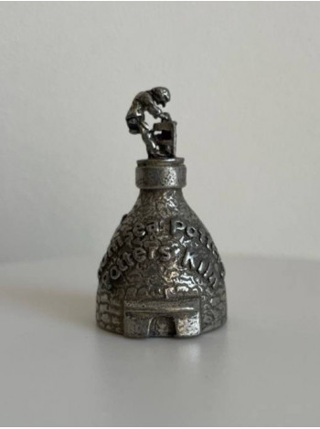 Винтажный коллекционный наперсток из пьютера Hornsea Pottery Potters Kiln в форме большой гончарной печи, в которую заглядывает гончар