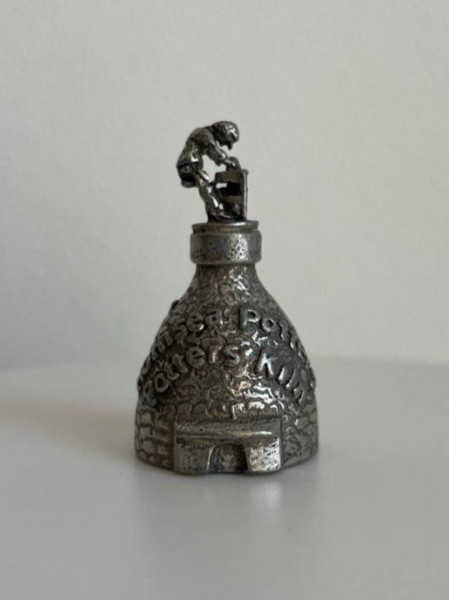 Винтажный коллекционный наперсток из пьютера Hornsea Pottery Potters Kiln в форме большой гончарной печи, в которую заглядывает гончар