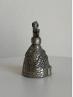 Винтажный коллекционный наперсток из пьютера Hornsea Pottery Potters Kiln в форме большой гончарной печи, в которую заглядывает гончар