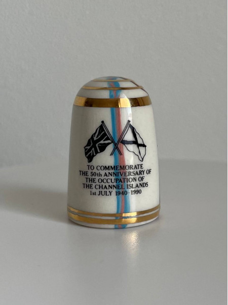 Редкий коллекционный наперсток To Commemorate The 50th Anniversary of the Occupation of the Channel Islands - 1th July 1940-1990, выпущенный Bouchet