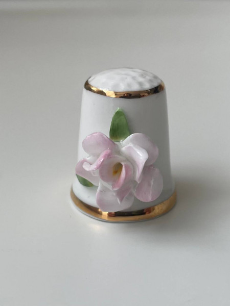 Коллекционный винтажный наперсток Peony с объемными цветами, декорированными вручную, от Royale Stratford