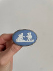Винтажная серебряная брошь с изображением путти редкого дизайна от Wedgwood