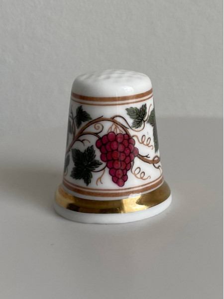 Винтажный коллекционный наперсток с золотым ободком Old London Grape из коллекционной серии The Wedgwood Museum Thimble Collection