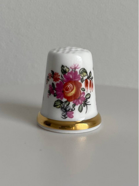 Винтажный коллекционный наперсток с золотым ободком и изображением душистого букета цветов из коллекционной серии The Wedgwood Museum Thimble Collection