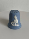 Редкий винтажный коллекционный наперсток Child on sled (Дитя на санях), выпущенный к Рождеству 1985 года от Wedgwood