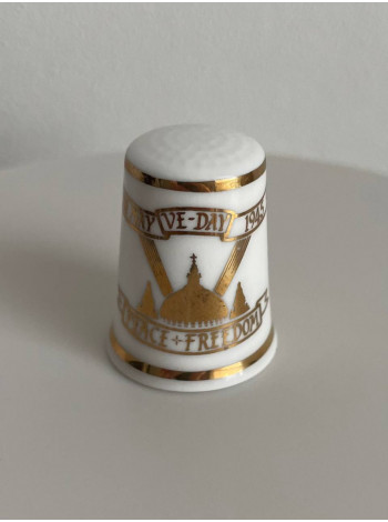 Винтажный коллекционный фарфоровый наперсток Ve-Day от Thimbleworld Meg Unwin, Шотландия , выпущенный в 1991 году Raesuevic Ceramics