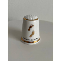 Винтажный коллекционный наперсток от Thimble Collector Guild, иллюстрирующий известное стихотворение Margaret Fishback Powers 