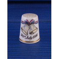 Винтажный коллекционный наперсток от Royal Worcester, выпущенный в Англии в 1981 году к свадьбе принца Чарльза (ныне король Карл III) и принцессы Дианы