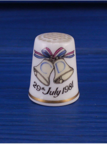 Винтажный коллекционный наперсток от Royal Worcester, выпущенный в Англии в 1981 году к свадьбе принца Чарльза (ныне король Карл III) и принцессы Дианы