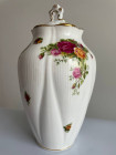 Большая винтажная ваза с крышкой (сосуд, урна) Old Country Roses от Royal Albert