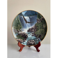 Декоративная винтажная тарелка Sanctuary Falls из коллекционной серии Spirits of the Wild Cats Around the World от Danbury Mint