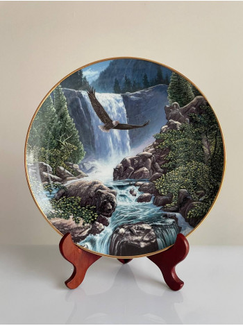 Декоративная винтажная тарелка Sanctuary Falls из коллекционной серии Spirits of the Wild Cats Around the World от Danbury Mint