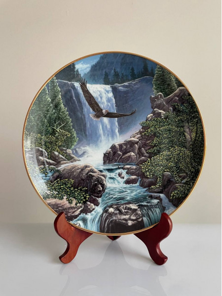 Декоративная винтажная тарелка Sanctuary Falls из коллекционной серии Spirits of the Wild Cats Around the World от Danbury Mint