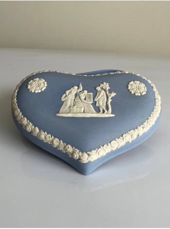 Wedgwood шкатулка в форме сердца, винтажная, коллекционная, бисквитный фарфор, джаспер,1966 год