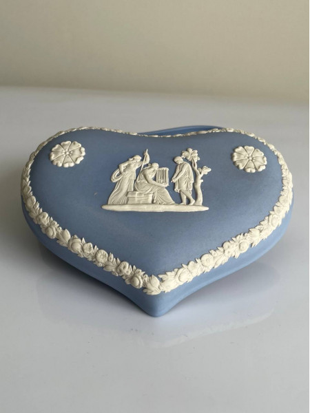 Wedgwood шкатулка в форме сердца, винтажная, коллекционная, бисквитный фарфор, джаспер,1966 год