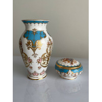 Шкатулка и ваза из английского костяного фарфора, выпущенные Royal Collection в 2002 году к золотому юбилею (50 лет) правления королевы Елизаветы II