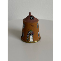 Коллекционный напёрсток Canal cottage, выпущенный в 1988 году Jacqui and David Parker специально для Thimble Collector Guild