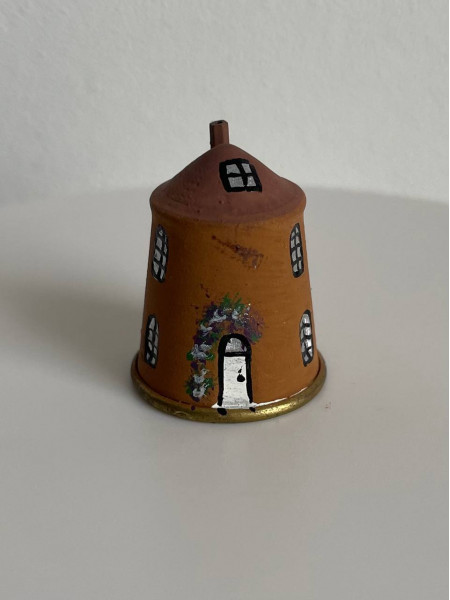 Коллекционный напёрсток Canal cottage, выпущенный в 1988 году Jacqui and David Parker специально для Thimble Collector Guild