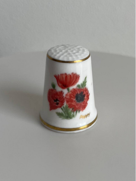 Винтажный наперсток Poppy (Мак) из коллекционной серии Flowers of the Poets, изготовленный Royal Grafton
