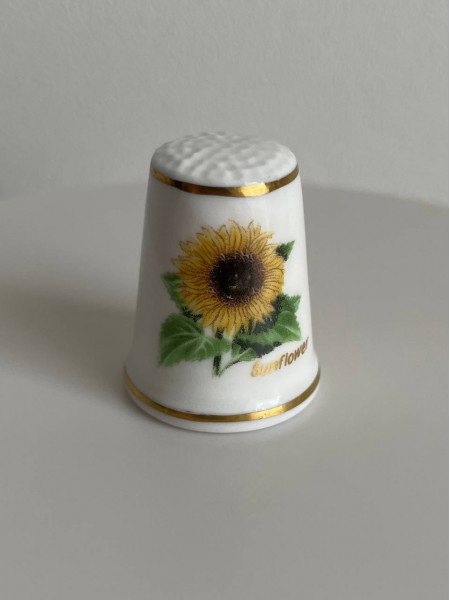 Винтажный наперсток Sunflower (Подсолнух) из коллекционной серии Flowers of the Poets, изготовленный Royal Grafton