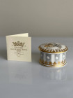 Винтажная шкатулка таблетница Welcome to Our New Royal Baby от Royal Collection, в честь рождения принца Луи, третьего ребенка Уильяма и Кейт