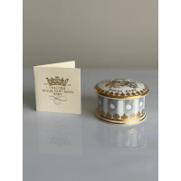 Винтажная шкатулка таблетница Welcome to Our New Royal Baby от Royal Collection, в честь рождения принца Луи, третьего ребенка Уильяма и Кейт