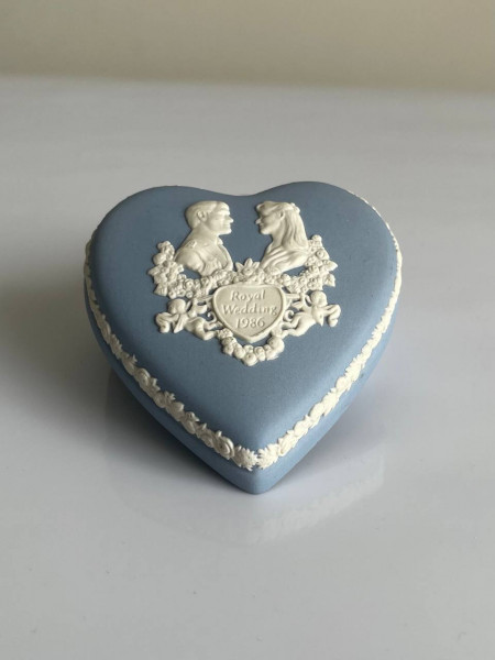 Редкая коллекционная винтажная шкатулка в форме сердца Royal Wedding, выпущенная Wedgwood в 1986 году к свадьбе принца Эндрю (Prince Andrew) и Сары Фергюсон