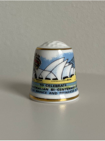 Винтажный коллекционный наперсток To Celebrate the Australian Bi-Centenary and the Visit of the Prince and Princess of Wales от Sutherland