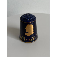 Винтажный коллекционный наперсток Royal Blue, выпущенный Thimble Craft. Декорирован золотом 22К