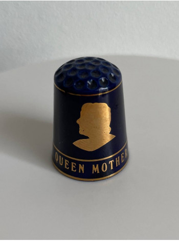 Винтажный коллекционный наперсток Royal Blue, выпущенный Thimble Craft. Декорирован золотом 22К