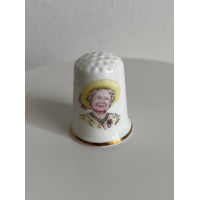 Коллекционный наперсток Many Happy Returns, выпущенный в августе 1999 года специально для Thimble Collector Guild к 99-летию королевы-матери