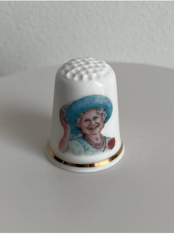 Коллекционный наперсток Tribute To A Great Lady, выпущенный в августе 1998 года специально для Thimble Collector Guild к 98-летию королевы-матери