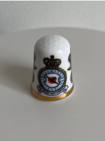 Коллекционный наперсток R.A.F. Insignia - Battle of Britain 1940-1990, выпущенный в августе 1990 года специально для Thimble Collector Guild. Декорирован золотом 22К