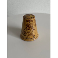 Коллекционный наперсток из дерева Village Customs, выпущенный Heather McLean специально для Thimble Collector Guild